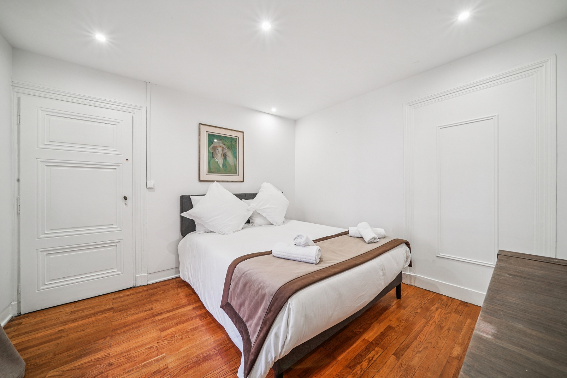 Chambre cosy aux murs blancs et boiseries