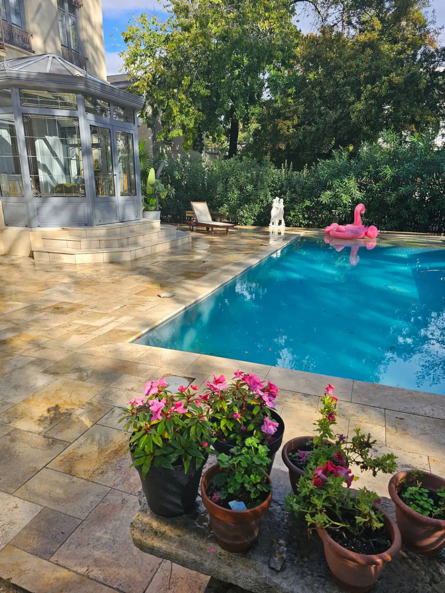 Piscine et véranda dans le parc du château