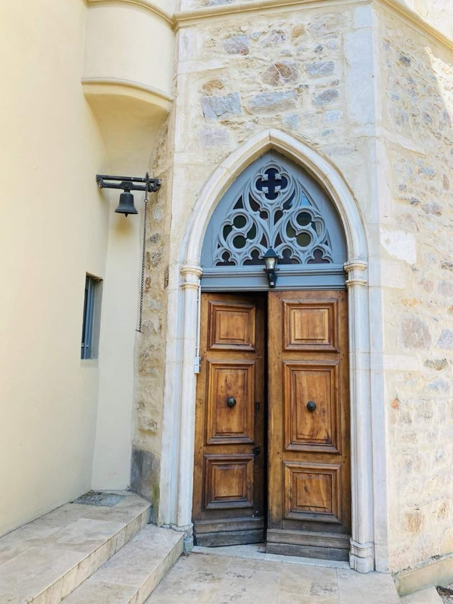 Porte d'entrée gothique en pierre et bois