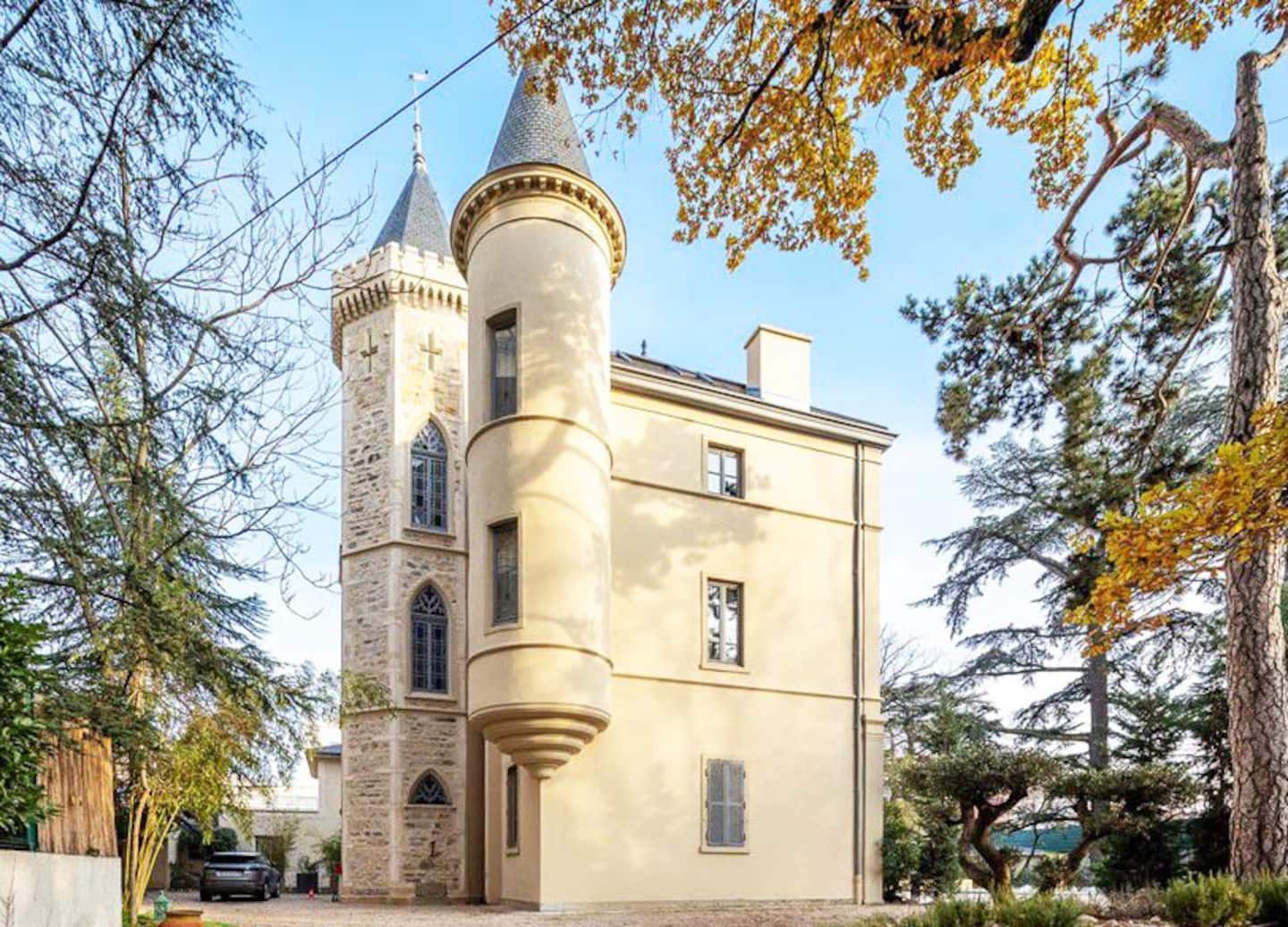 Tour gothique et tourelle du Château GrandClément à Villeurbanne