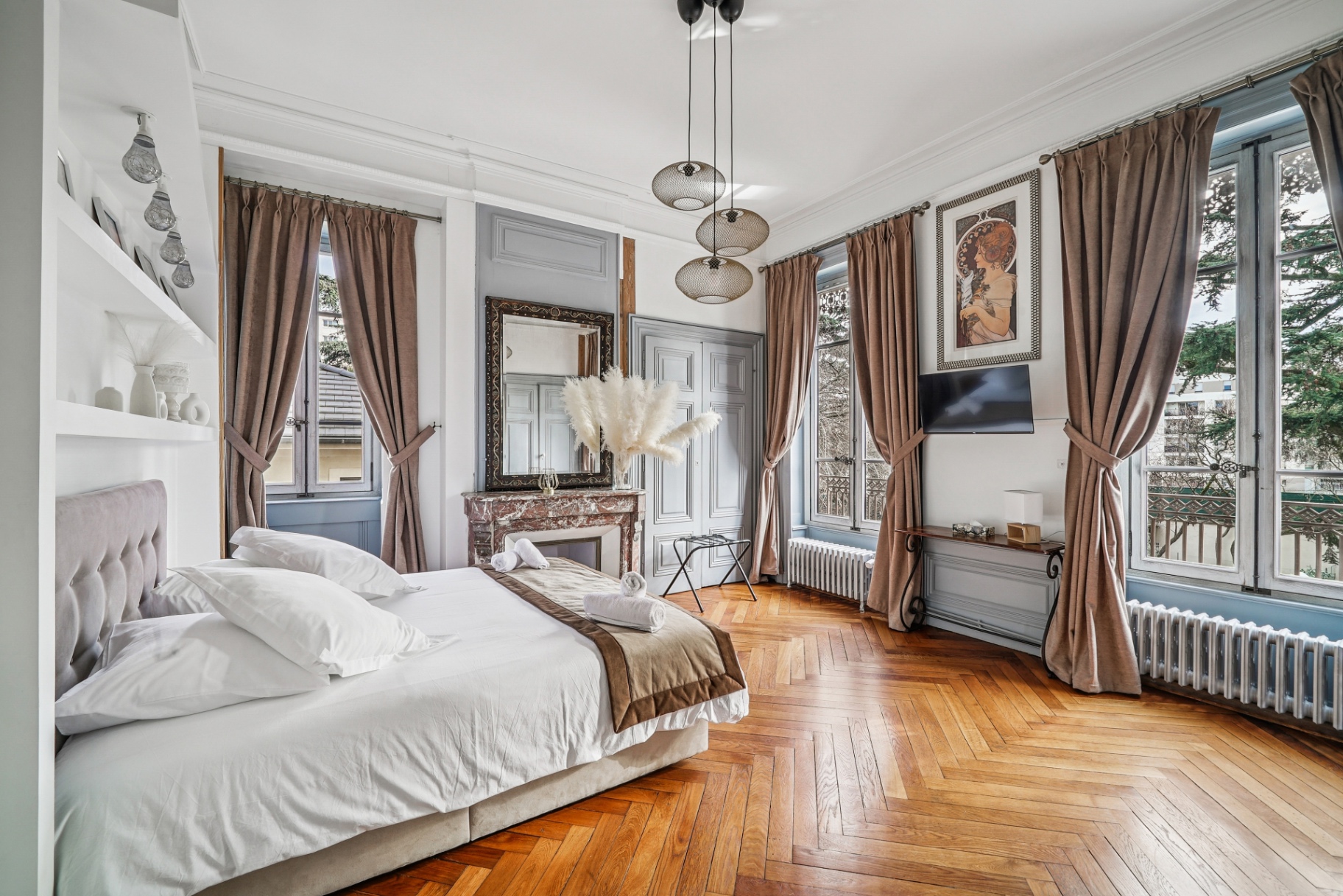 Appartement Bellecour — Chambre principale, parquet à chevrons et marbre rouge