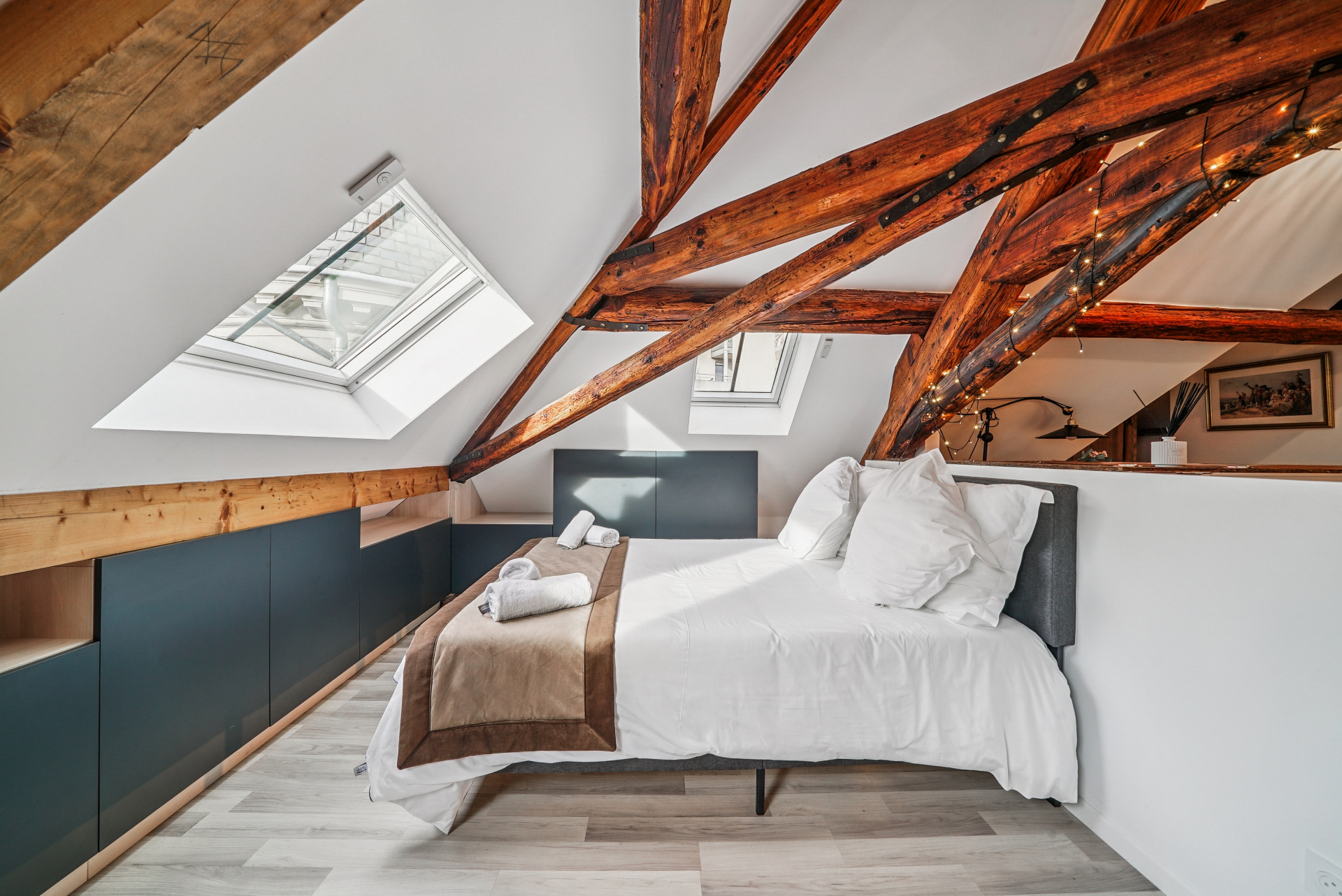 Chambre Célestins avec lit double sous les poutres apparentes