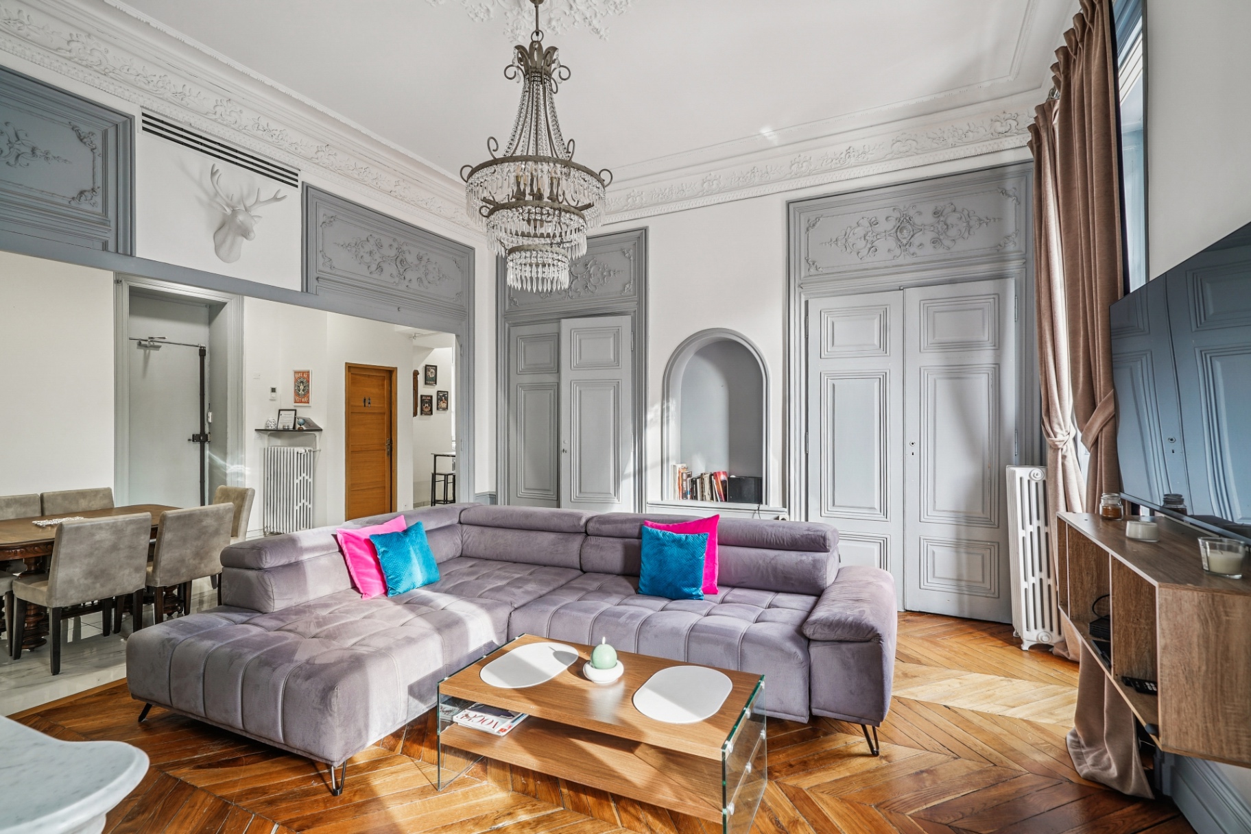 Appartement Bellecour — Second salon avec canapé d'angle et boiseries grises