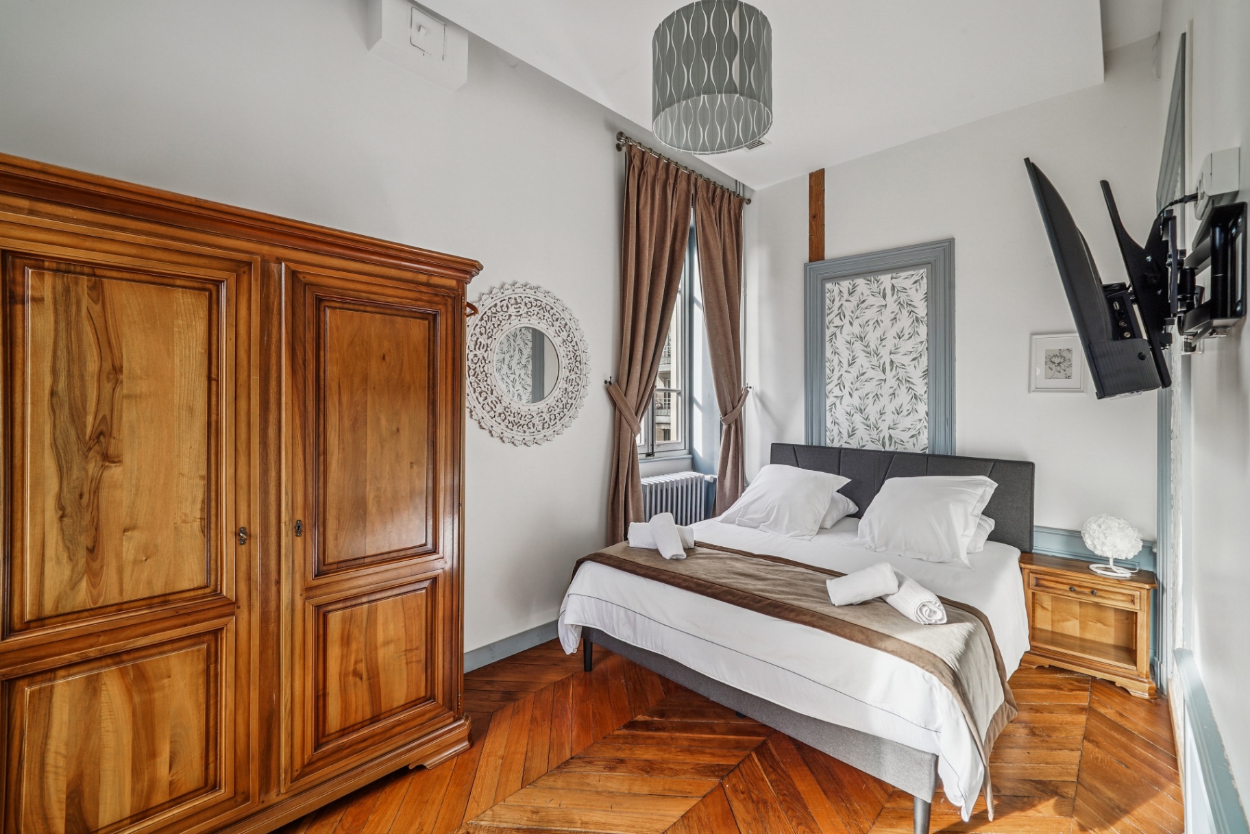 Chambre cosy avec armoire en noyer
