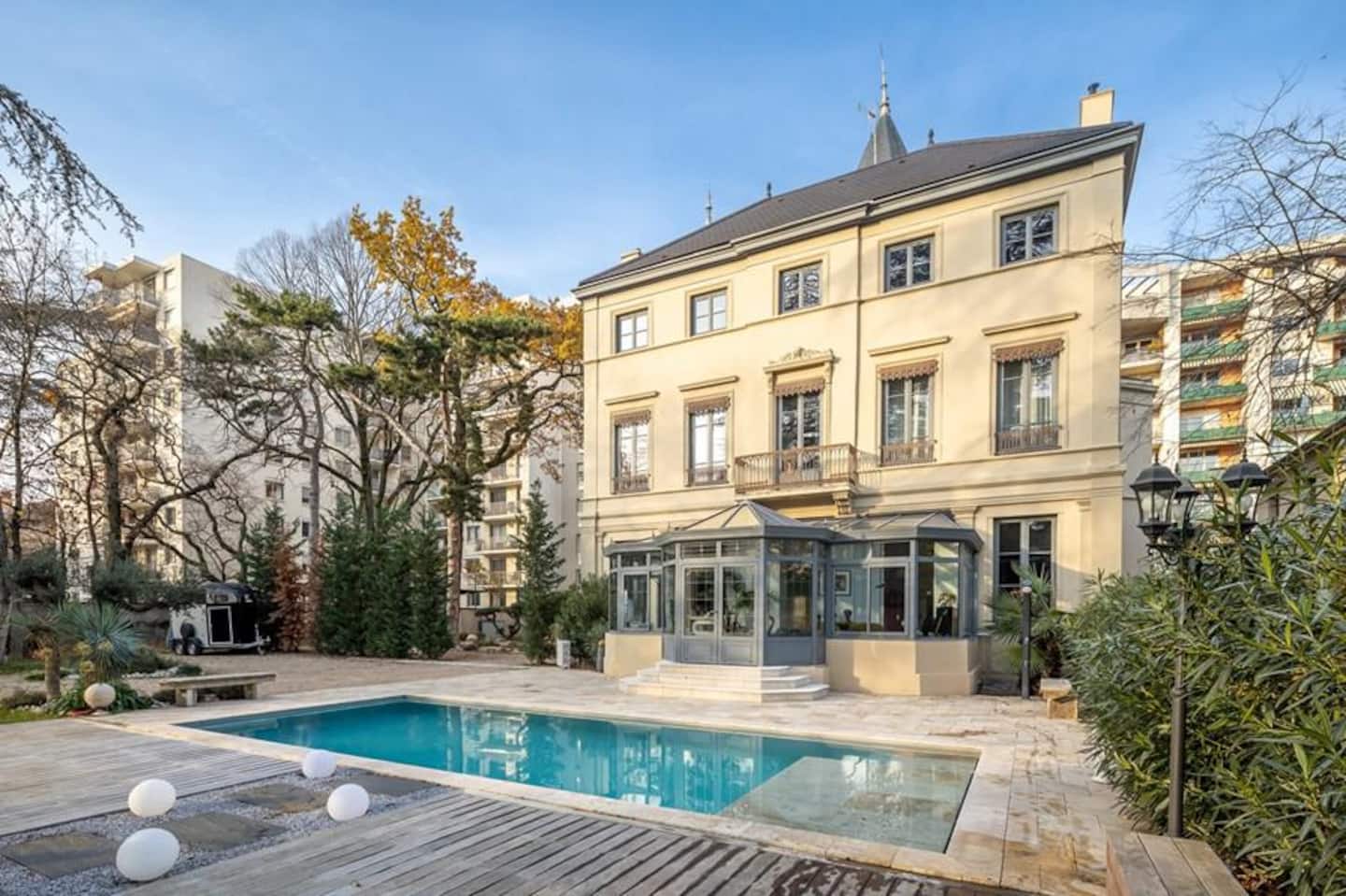 Piscine du Château GrandClément au cœur de son parc
