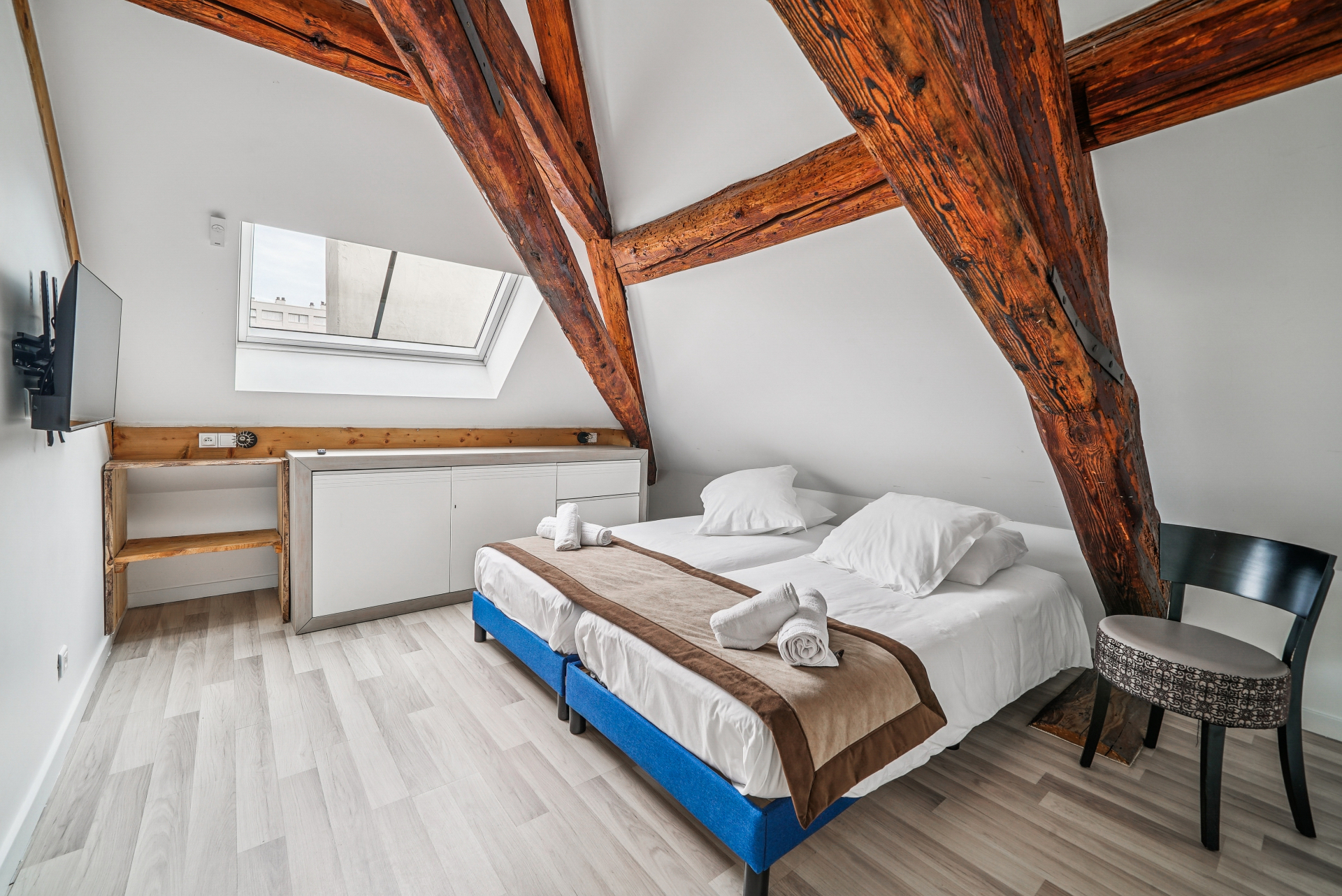 Chambre Célestins avec deux lits simples sous les toits