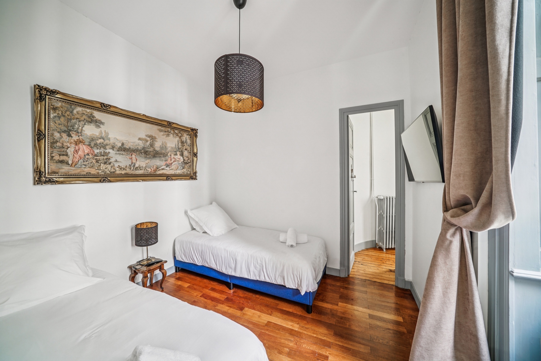 Chambre lits simples, tapisserie ancienne