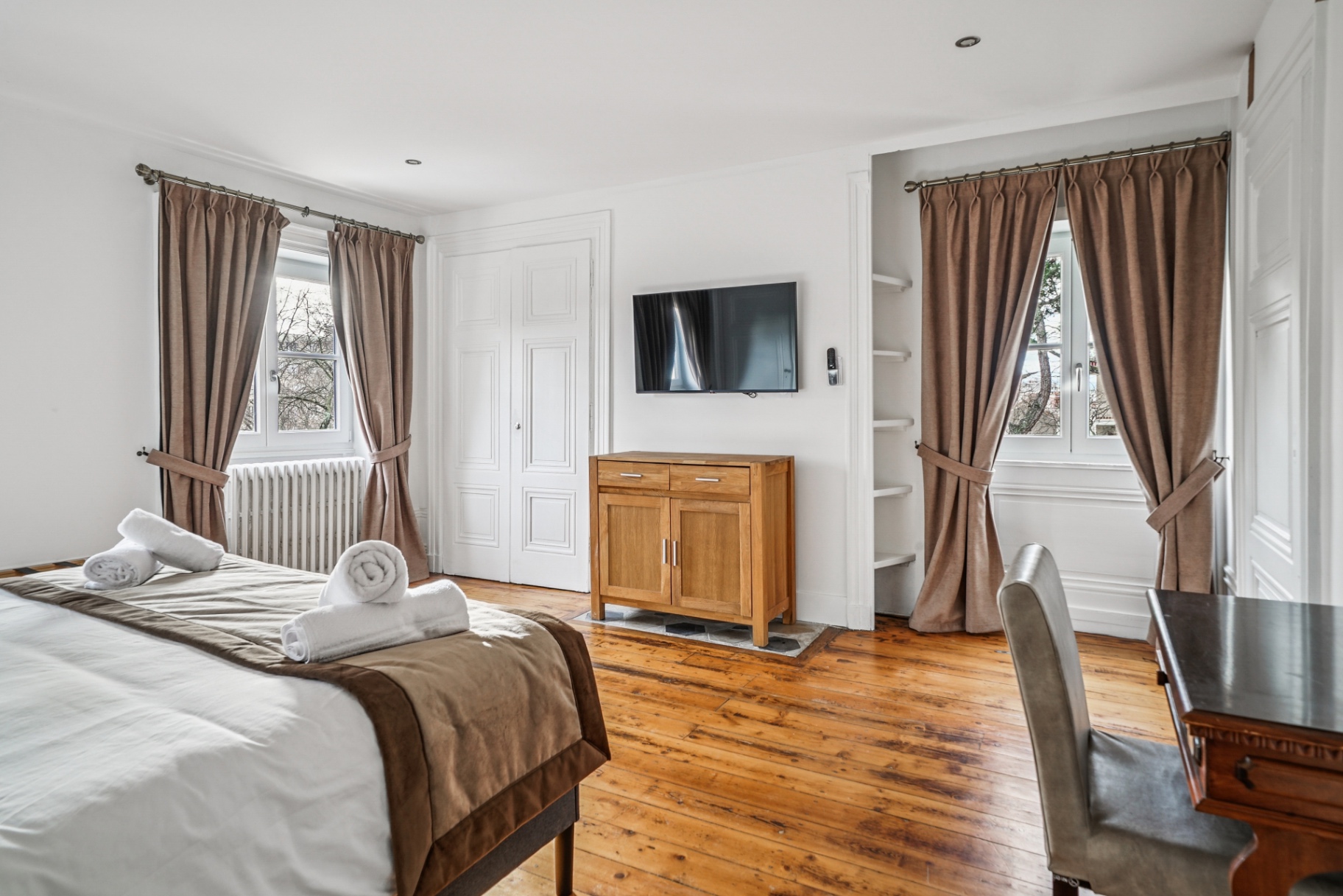 Chambre double, parquet ancien et grandes fenêtres