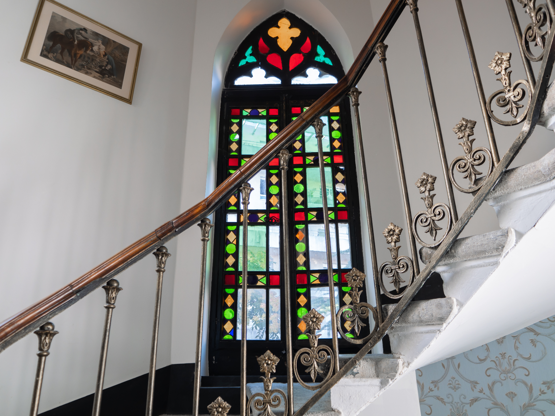 Escalier d'honneur et vitrail gothique