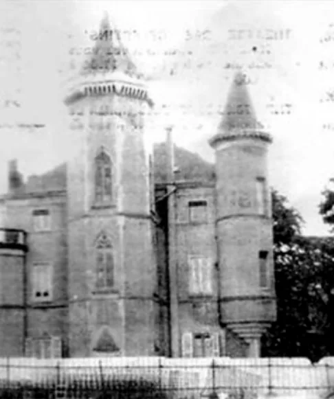Photographie d'époque du Château GrandClément, façade et tours au XIXᵉ siècle