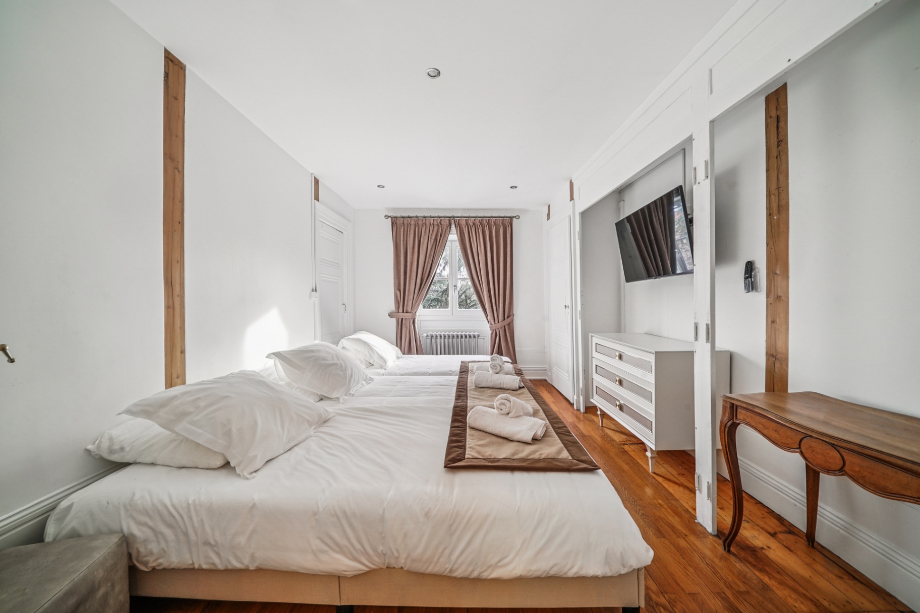 Chambre lits jumeaux avec poutres apparentes