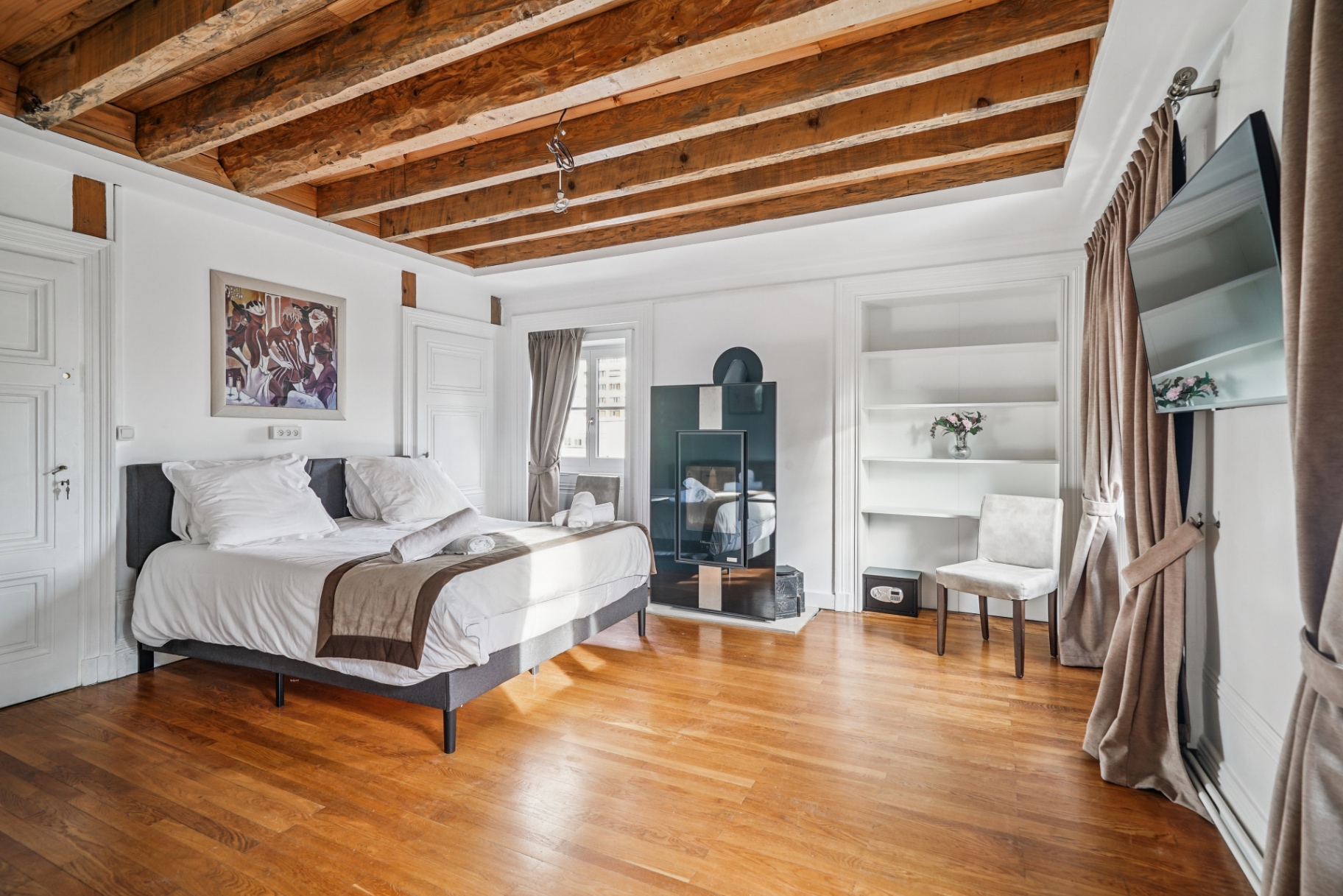 Chambre lumineuse avec poêle design et bibliothèque intégrée