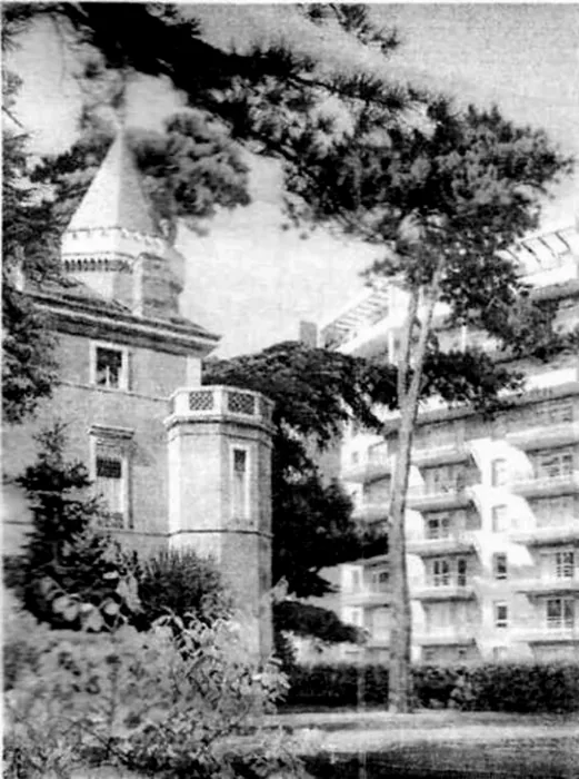 Photographie d'époque du château avec sa tour suspendue et le parc