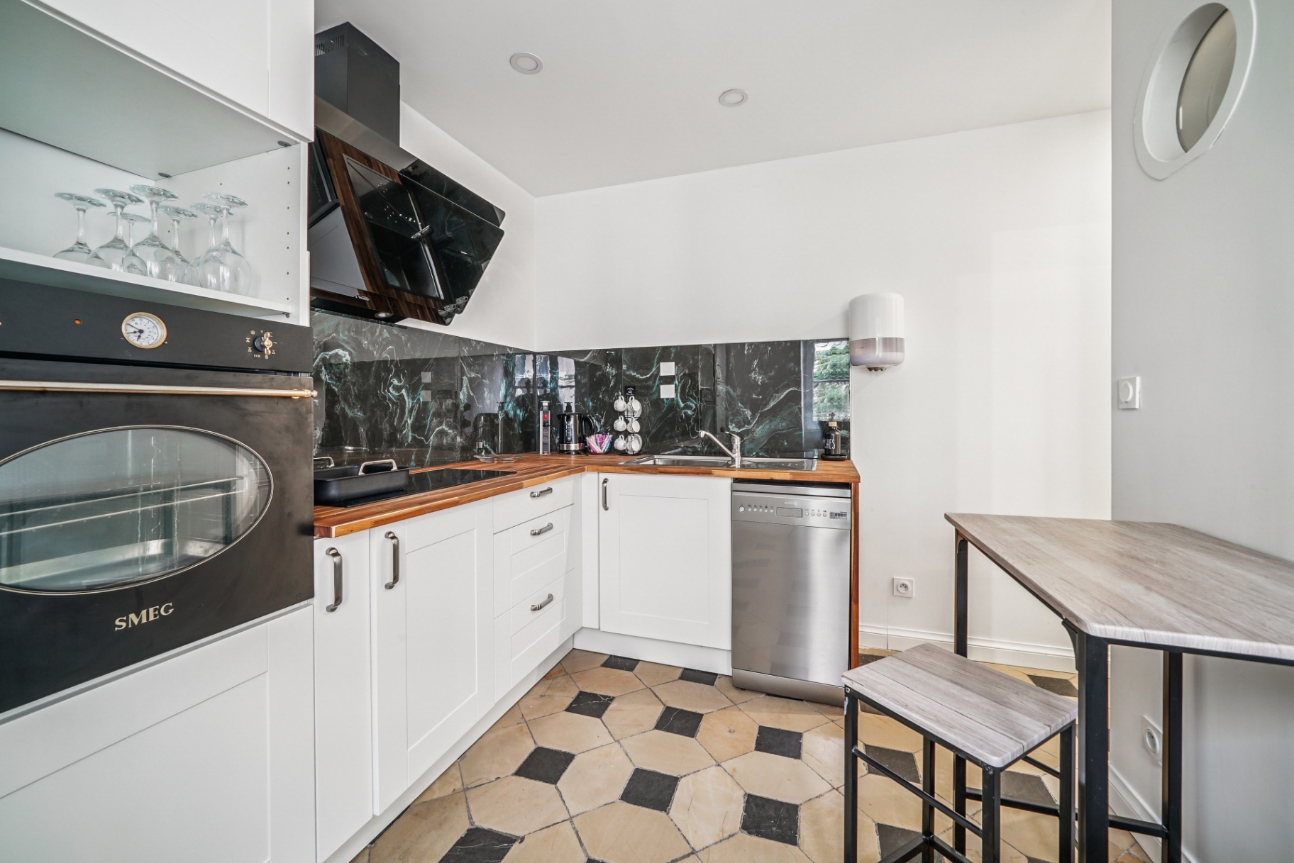 Cuisine équipée SMEG, plan de travail bois et tomettes